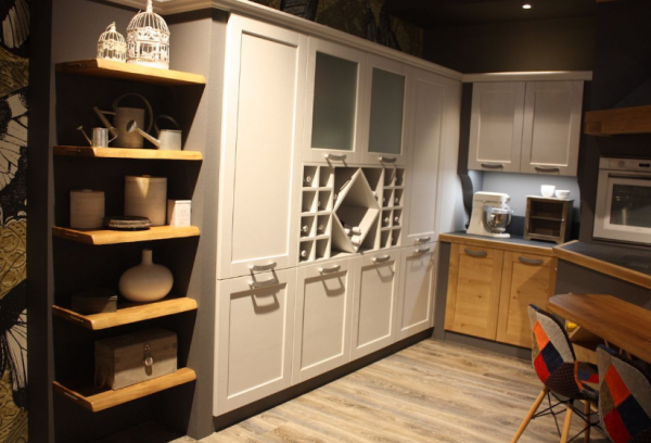 Ruang penyimpanan tertutup dengan aksen kayu